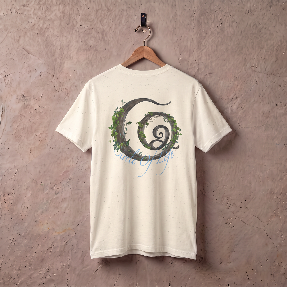 Achterkant naturel t-shirt CO2 circle of life aan een houten hanger tegen een stucwerk muur