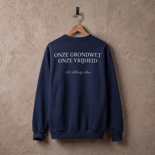 Navy crewneck Grondrecht = vrijheid aan een houten hanger tegen een stucwerk muur