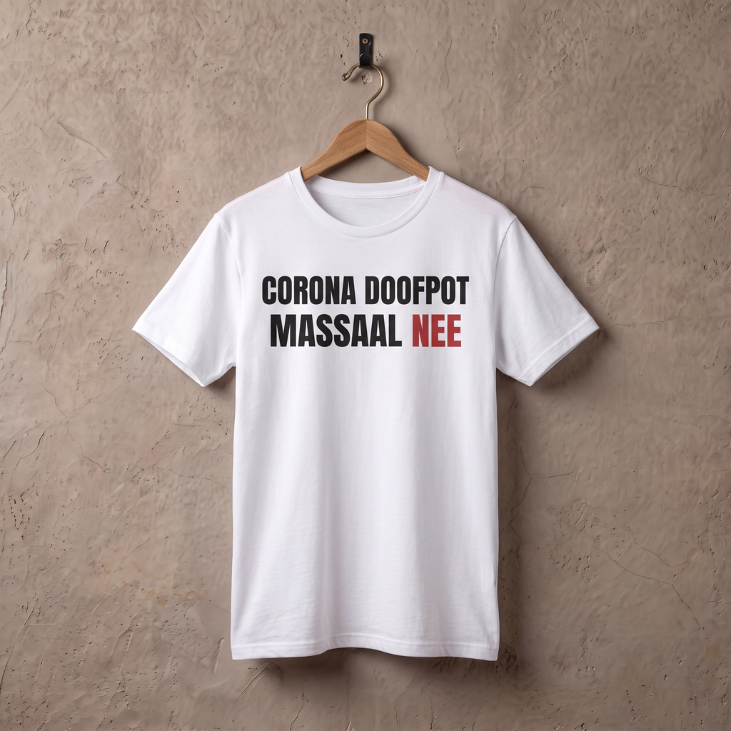 Wit t-shirt Corona doofpot, Massaal NEE aan een houten hanger tegen een stucwerk muur