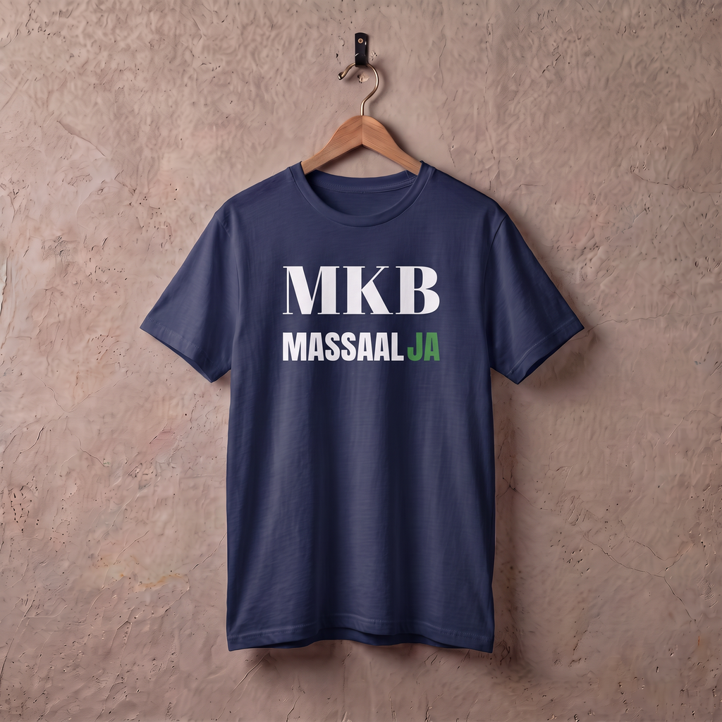 Navy t-shirt MKB Massaal JA aan een houten hanger tegen een stucwerk muur