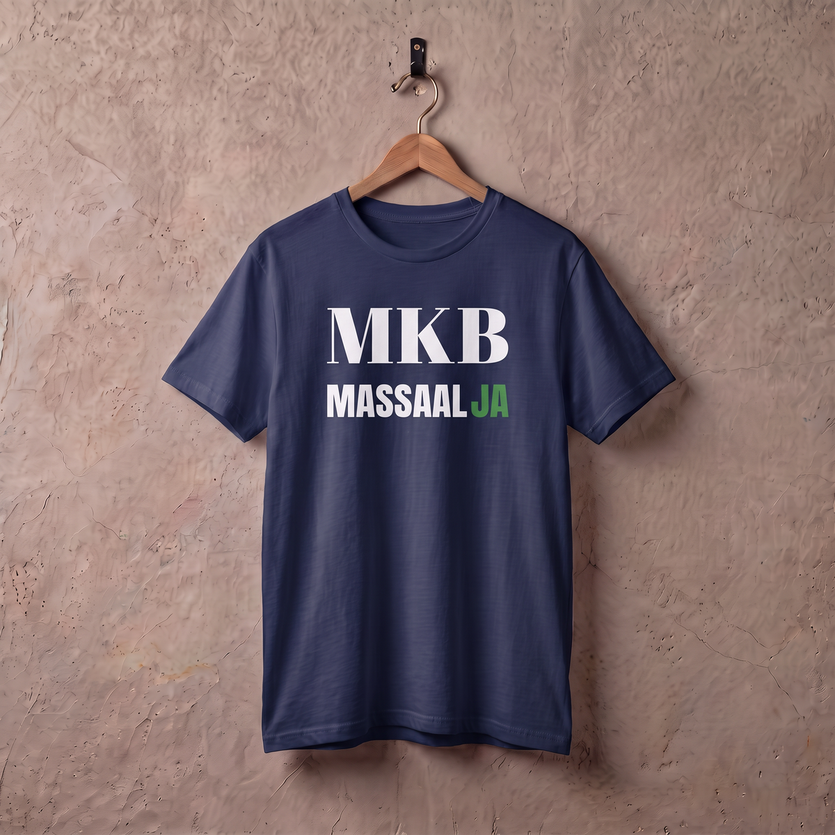Navy t-shirt MKB Massaal JA aan een houten hanger tegen een stucwerk muur