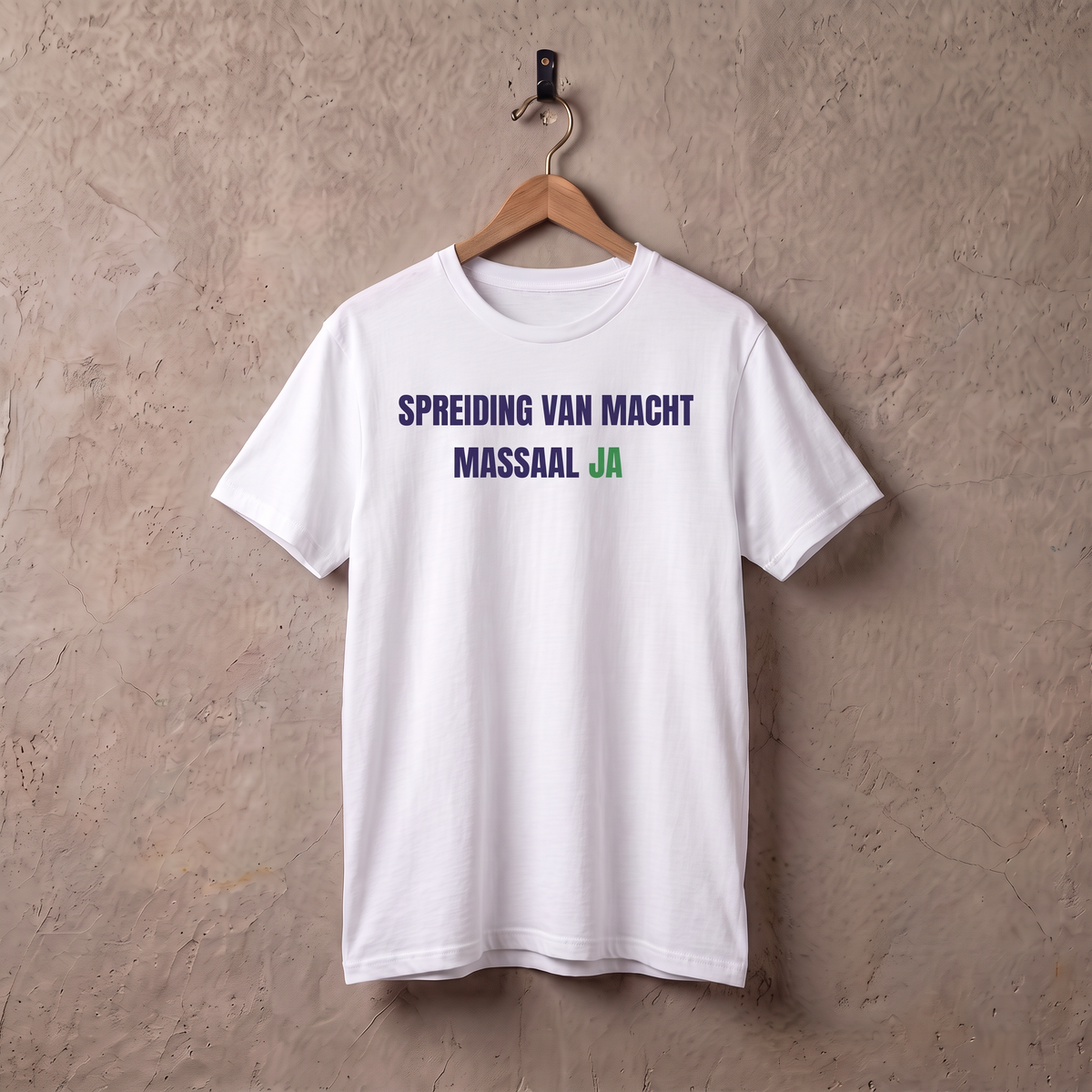 Wit t-shirt Spreiding van Macht Massaal Ja aan een houten hanger tegen een stucwerk muur