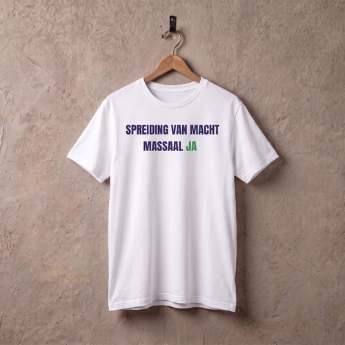 Wit t-shirt Spreiding van Macht Massaal Ja aan een houten hanger tegen een stucwerk muur